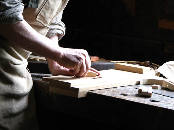 Nacemos de la influencia y formación  heredada en el sector de la <strong>carpintería de madera y ebanistería  en Brea de Tajo.</strong>